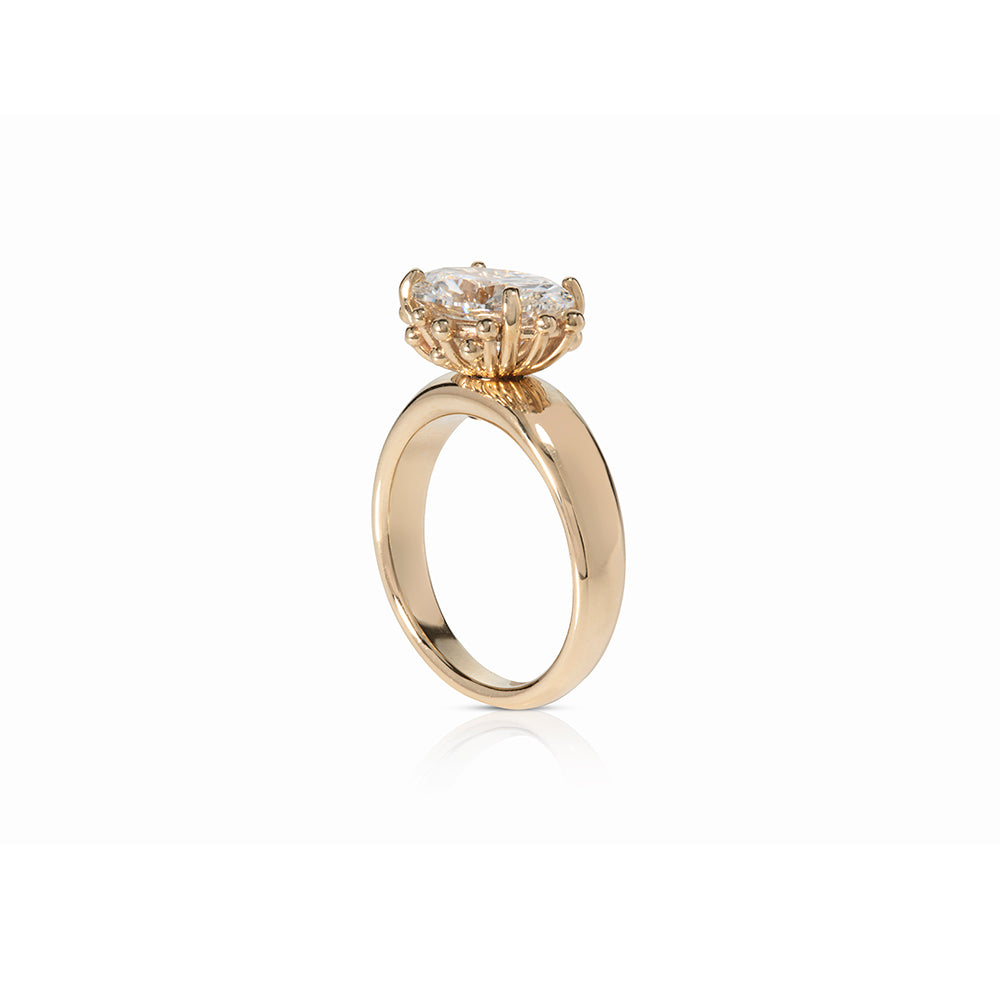 This diamond ring is the first design from a new collection of signature pieces that reveal unexpected details, all with movement at their centre. Forms that change configuration, that move and spin. Jewellery that responds to touch and exploration, that you can connect with, play with and make your own. 